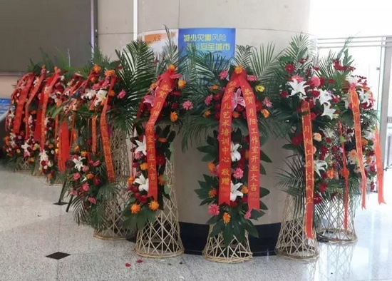 “月陽工作室”團隊成員、戲曲志愿者及社會各界送來的祝?；ɑ@