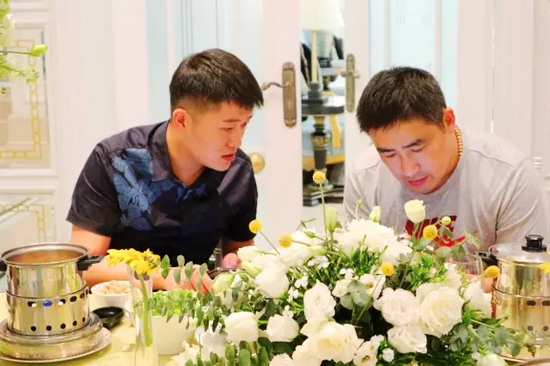 這種熱烈的氣氛，一直延續(xù)到飯桌上