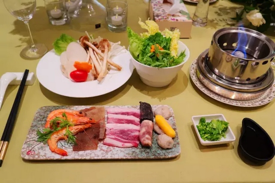 精致的小火鍋，用的是綠色燃料——乙醇。