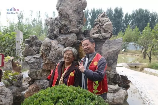 爺爺奶奶叔叔阿姨被盛運莊園的景致吸引，紛紛拍照留影