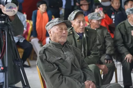 臺上展風(fēng)采，臺下笑開懷