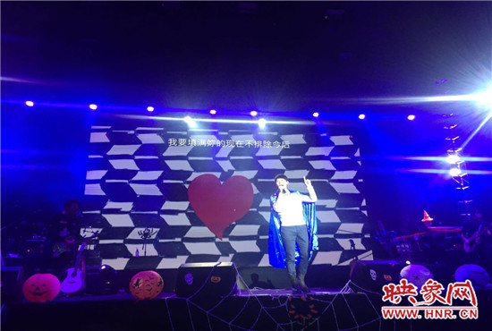 嚴(yán)爵及相信音樂旗下其他藝人賣力演出。