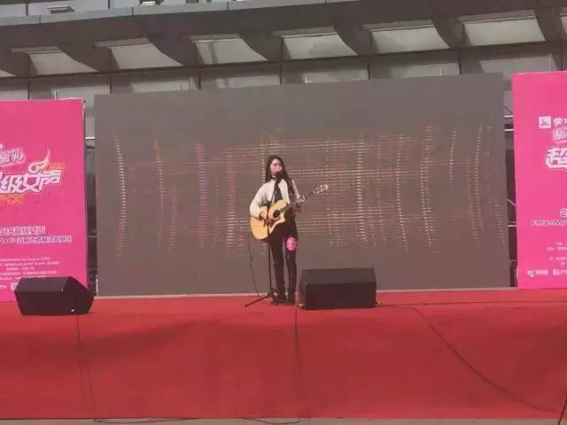 第一位自彈自唱的女生，魅力無法阻擋！