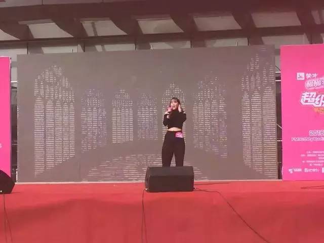 這pose一看就是在飆高音，猜猜看她唱的是哪首歌？