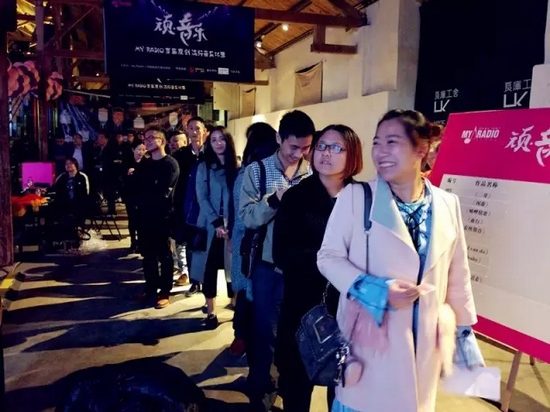 精彩的演唱后聽眾評(píng)審團(tuán)上臺(tái)進(jìn)行投票 精彩的演唱后聽眾評(píng)審團(tuán)上臺(tái)進(jìn)行投票