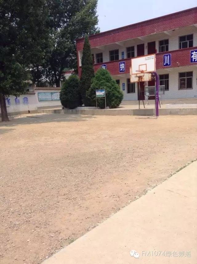 學(xué)校面積不大，只有一棟教學(xué)樓。