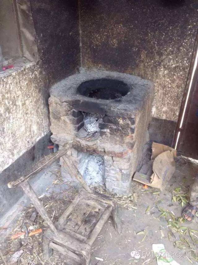 走訪另一個貧困家庭，進去之后才知道什么是真正的一貧如洗、家徒四壁。