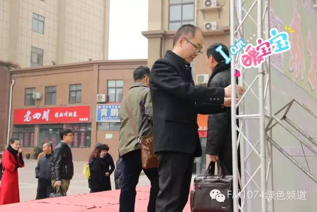 寒江副總監(jiān)親力親為，事無巨細(xì)。偶像真是暖暖惹人愛呢！