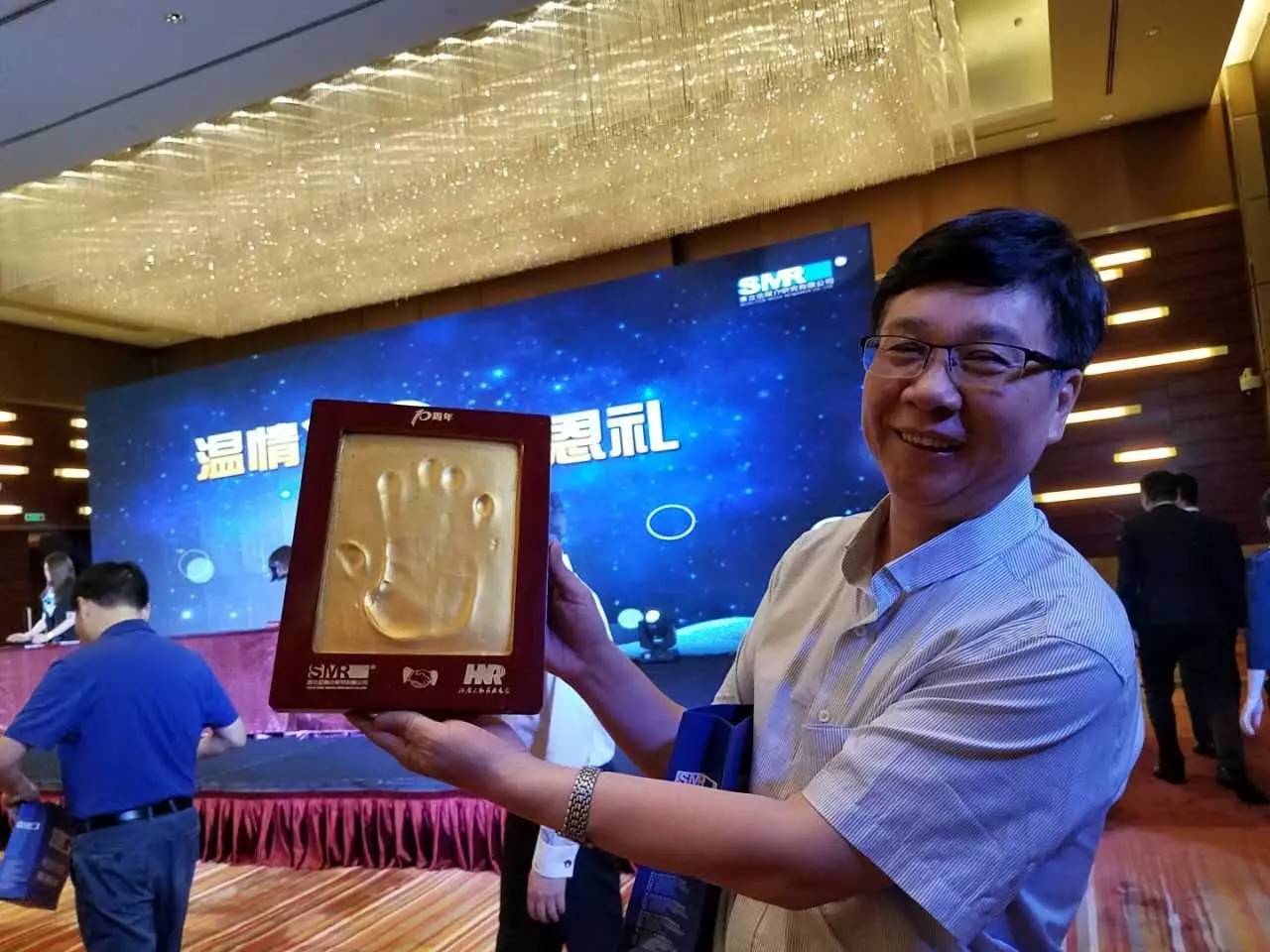 河南電臺(tái)副總編輯，宣傳協(xié)調(diào)中心主任高鐵軍先生代表河南廣播電視臺(tái)為慶賀賽立信成立20周年送上“手印”圖