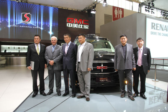 北京國(guó)際車(chē)展上，全新GMC S系列頂級(jí)商務(wù)車(chē)在亞太區(qū)首發(fā)。圖為企業(yè)領(lǐng)導(dǎo)與新車(chē)合影。