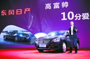 東風(fēng)日產(chǎn)市場(chǎng)銷(xiāo)售總部副總部長(zhǎng)楊嵩正在講解新一代軒逸的產(chǎn)品特點(diǎn)