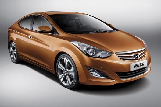 　　北京現(xiàn)代朗動分別搭載1.6L和1.8L兩種發(fā)動機，共7款車型?！傲黧w雕塑”設計理念持身的朗動看上