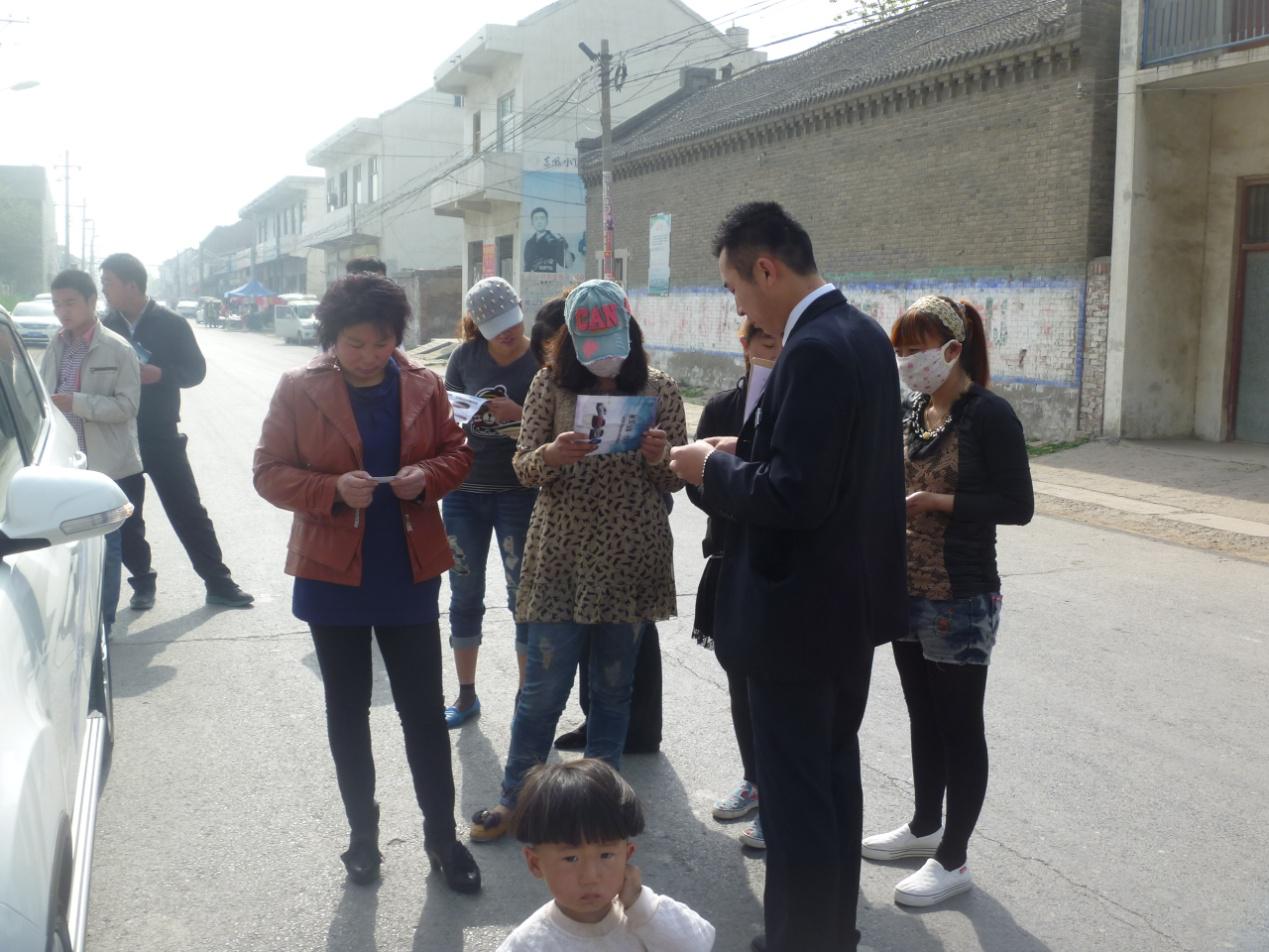 活動現(xiàn)場吸引了大量的群眾