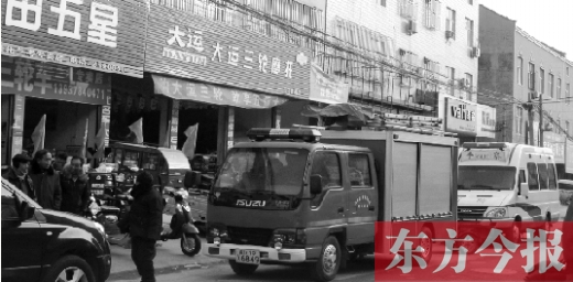 火災(zāi)發(fā)生后，袁厲害家門前的大路上停滿了消防車和警車
