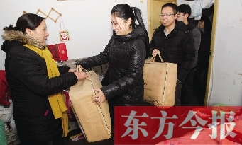 昨天下午，多位東方今報(bào)愛心讀者前往鄭州市困難戶家中贈(zèng)送棉被