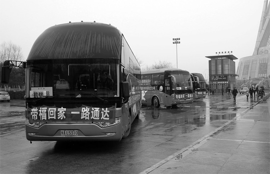 昨天上午10點(diǎn)，17輛愛心大巴從中原福塔廣場(chǎng)發(fā)車