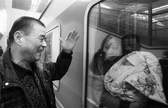 車要開了，史振星揮手向女兒懷中的外孫告別。女兒帶著剛剛出生43天的孩子，要到千里之外湖南的婆婆家過新