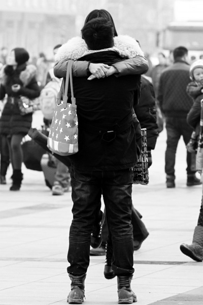 浪漫的情侶，離別時(shí)不忘激情擁抱