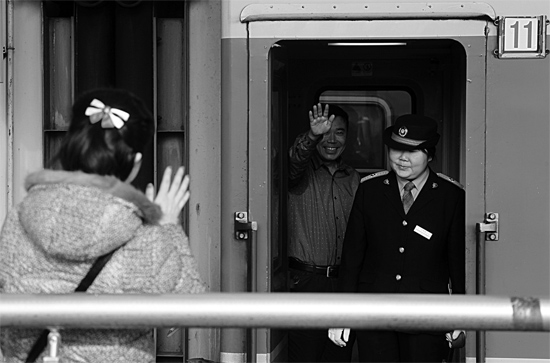 揮手向親人告別，并祝福一路平安