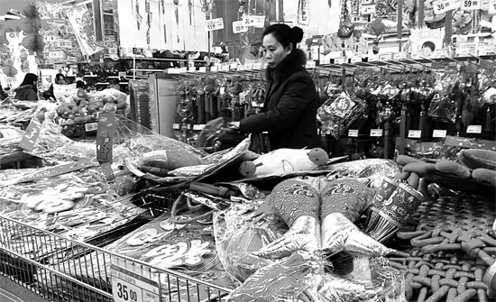 超市里，和春節(jié)相關的商品被擺放到了十分顯眼的位置