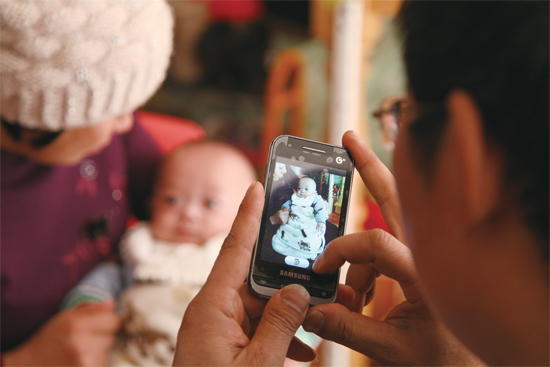 拍幾張照片，帶回去給孩子的爺爺奶奶看