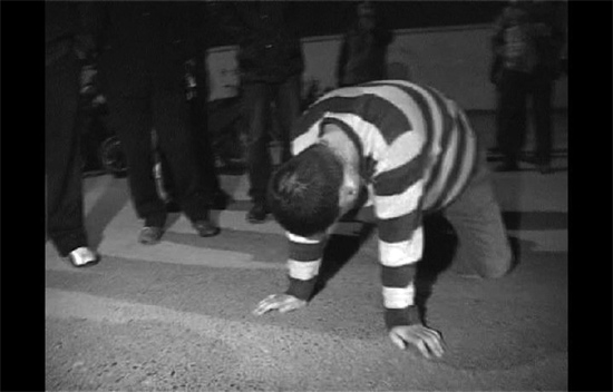 昨日凌晨，鄭州市化工路西段，渾身酒氣的男子出盡洋相