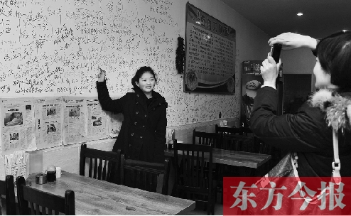 東方今報(bào)“一碗面的溫暖”還在延續(xù)，媒體和愛心人士的吃面接力熱情不減。