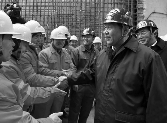 除夕前一天，習(xí)近平到北京地鐵8號線南鑼鼓巷站施工工地慰問農(nóng)民工和技術(shù)人員