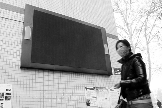 教育部下發(fā)通知，不僅要求學(xué)校引導(dǎo)學(xué)生勤儉節(jié)約，學(xué) 校也要節(jié)約辦公。昨天是開學(xué)第一天，鄭州市39中校園