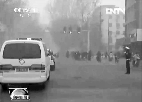 正值上下班高峰，交警調(diào)信號燈分流車輛