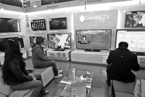 5日，鄭州市的家電賣場里，網(wǎng)絡(luò)電視正在同步直播兩會報道 東方今報記者張培方攝