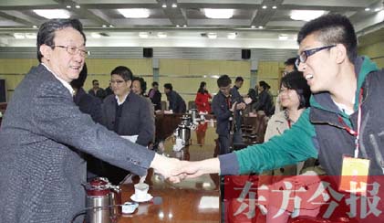 4月22日，省委書記、省人大常委會主任郭庚茂和“聚焦中博·河南行”中部六省媒體采訪團(tuán)成員親切握手