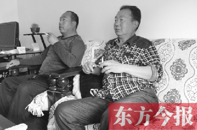 吳四輩和張年學在家聊天，談論啥時候能去上班