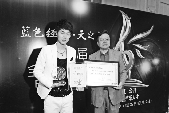 王晰領(lǐng)取流行組冠軍獎(jiǎng)，河南電視臺(tái)藝術(shù)總監(jiān)李暄代表河南電視臺(tái)領(lǐng)取第15屆青歌賽團(tuán)體獎(jiǎng)