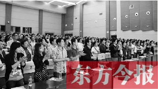 演員謝幕時(shí)，沒有觀眾離場，而是全部起立熱烈鼓掌