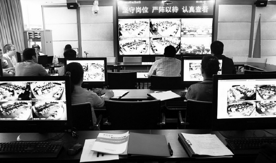 2013年高考首日，鄭州市國家考試考務(wù)指揮中心內(nèi)，工作人員通過監(jiān)控器遠程監(jiān)考