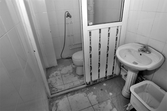 不僅周邊設(shè)施齊全，鄭州公租房室內(nèi)設(shè)施也齊全。圖為剛安裝好的衛(wèi)浴設(shè)施