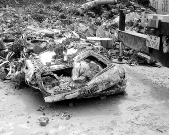 7月2日，新密市區(qū)，暴雨沖倒圍墻，一輛汽車被砸成“鐵餅”