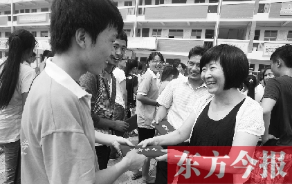 7月23日，晨鐘教育集團(tuán)黨委書記張玲為支教大學(xué)生頒發(fā)證書
