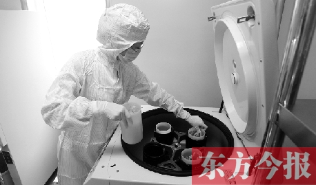 鄭州一專門儲存臍帶血的機構(gòu)，專業(yè)人員正在把臍帶血存放在儲藏箱里