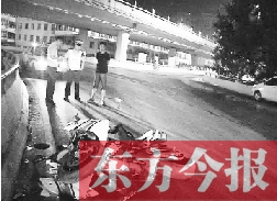 昨日凌晨3時(shí)，鄭州市區(qū)河醫(yī)立交橋下，交警在勘察現(xiàn)場(chǎng)