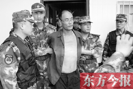 7月27日13時50分許，駐馬店市西平縣的“7·25”連環(huán)殺人案犯罪嫌疑人丁金華（左三）在禹州落網(wǎng)