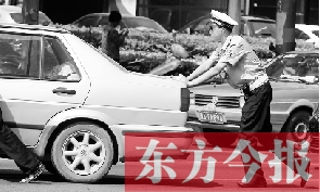 一輛車壞在了路中間，執(zhí)勤交警幫推車