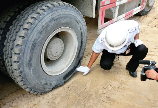 8月3日，棉紡路與六廠前街交叉口附近一輛水泥罐車突然爆胎，路邊一輛電動車被沖擊波震翻報廢