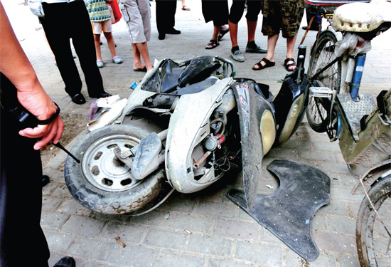 8月3日，棉紡路與六廠前街交叉口附近一輛水泥罐車突然爆胎，路邊一輛電動車被沖擊波震翻報廢