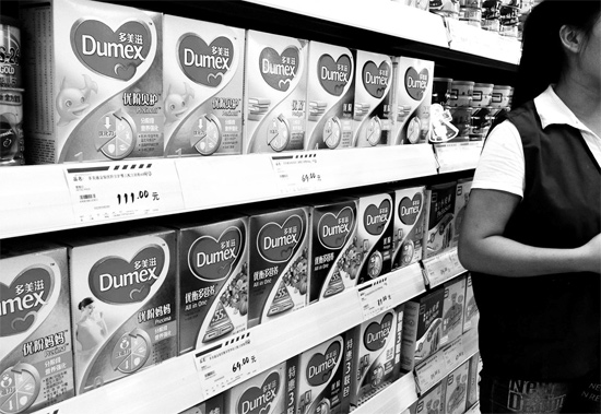 5日，鄭州一家超市內(nèi)，多美滋其他階段奶粉仍在售，但無人問津