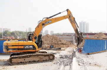 南陽路、北環(huán)快速路立交橋?qū)⑦M(jìn)行封閉施工，圖為工人正在拆除隔離欄