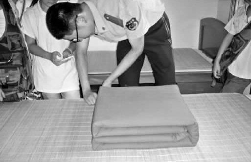 鄭州市某武警駐地，武警官兵現(xiàn)場表演疊被子