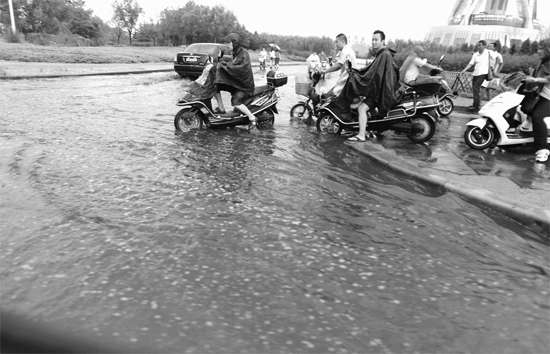 8月7日，鄭州一場(chǎng)暴雨，鄭州多處干道被淹，市民行路如過河