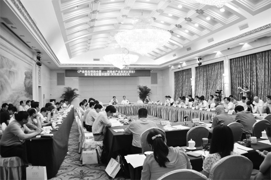 產(chǎn)業(yè)集聚區(qū)會(huì)議現(xiàn)場(chǎng)，各位專家學(xué)者對(duì)河南產(chǎn)業(yè)集聚區(qū)的發(fā)展建言獻(xiàn)策